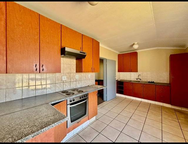 2 BEDROOM TOWNHOUSE FOR SALE IN VANDERBIJLPARK CW 5